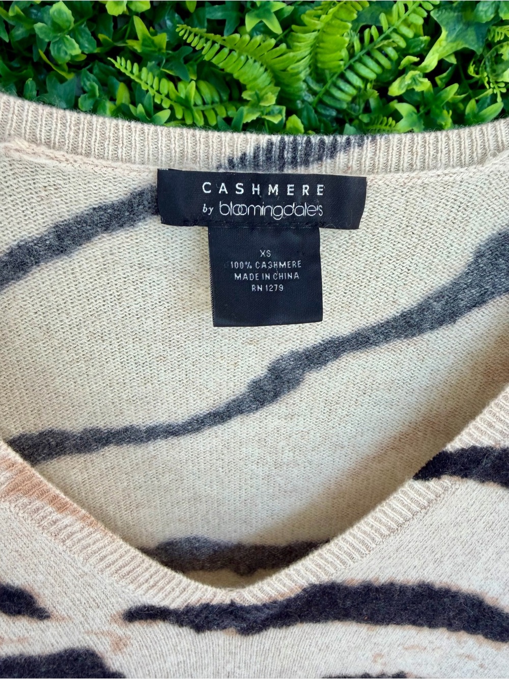 Bloomingdale’s 100% Cashmere Sweater XS S Animal Zebra Print Quiet Luxury - Picture 4 of 7